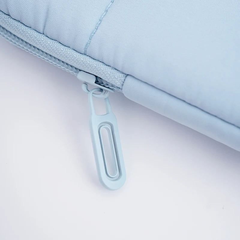 Shockproof laptop sleeve for 14-15.6 inch laptops, ideal for travel