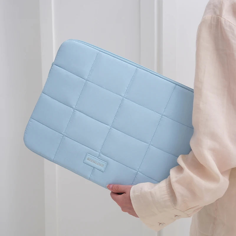 Shockproof laptop sleeve for 14-15.6 inch laptops, ideal for travel
