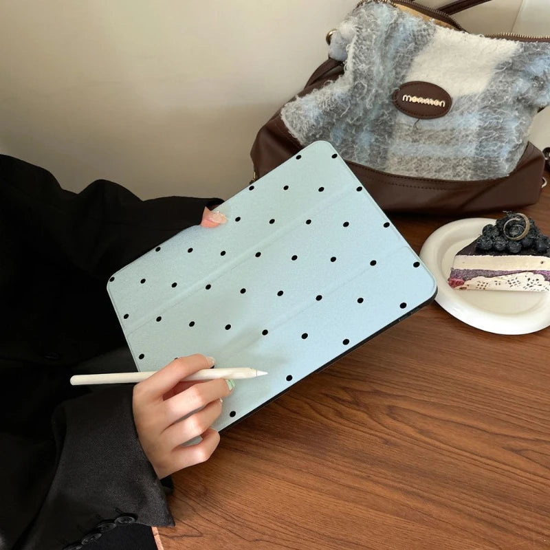 iPad Hülle – Schwarze Polka Dots